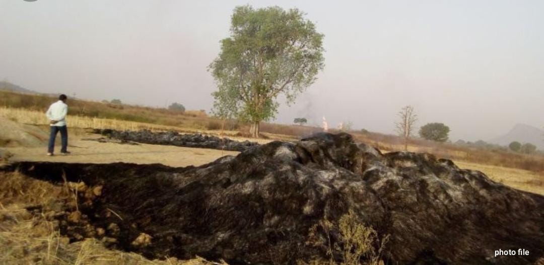 खलिहान मे रखी गेहू की कटी फसल मे लगी आग ,  किसान की लाखो की फसल जलकर हुई खाक पनवार के खैरहाई