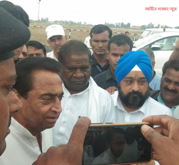 अल्प प्रवास पर प्रदेश के सीएम माननीय कमलनाथ जी हवाई पट्टी चोरहटा रीवा में पहंचे, 