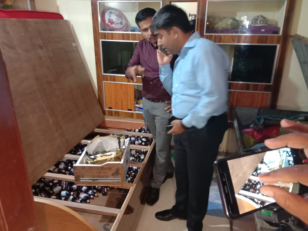अमहिया मोहल्ले में एसपी आबिद खान की बड़ी कर्यवाई नशीला कफ शिरफ सहित हथियार ओर कारतुष की खेप की बरामद 