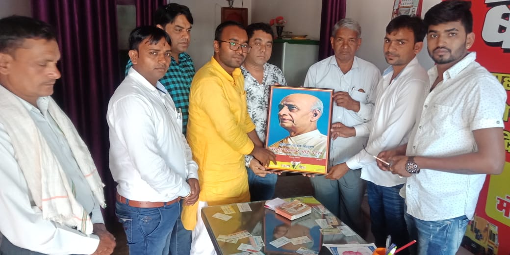 आज डायमडं  बोर वेल रहतरा में सरदार सेना के अध्यक्ष रामायण पटेल जी  का किया गया सम्मान