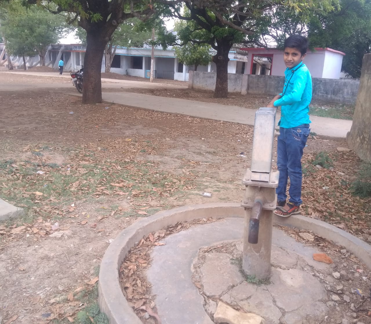 कवार,मतदान करने आये तो अपने घर से पीने का पानी अवश्व लाये के सभी नलकूप खराब है