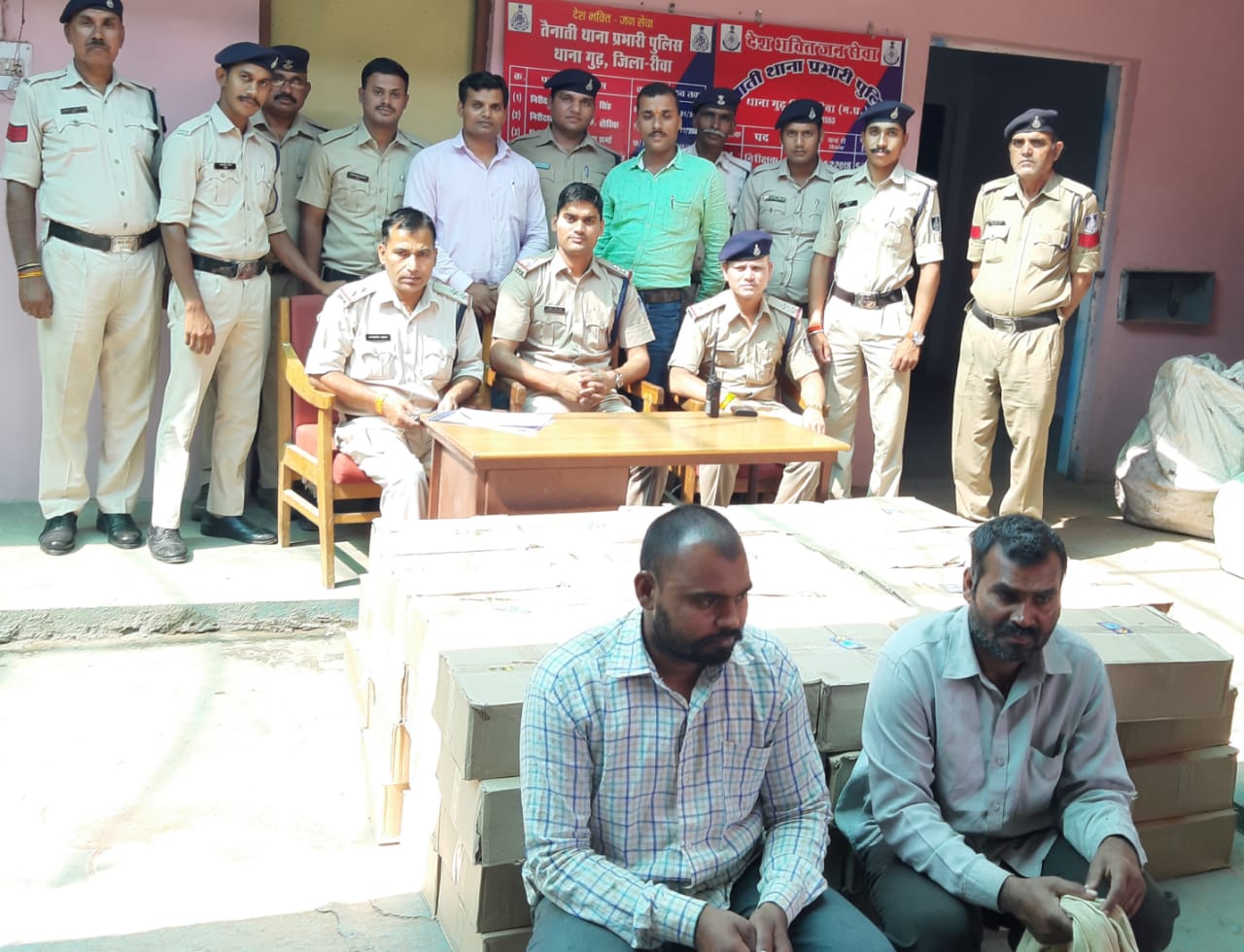  गुढ पुलिस को मिली बडी सफलता।  दो लाख 16 हजार की 80 पेटी अबैध देश प्लेन मदिरा सहित कार व दो आरोपी गिरफ्तार।