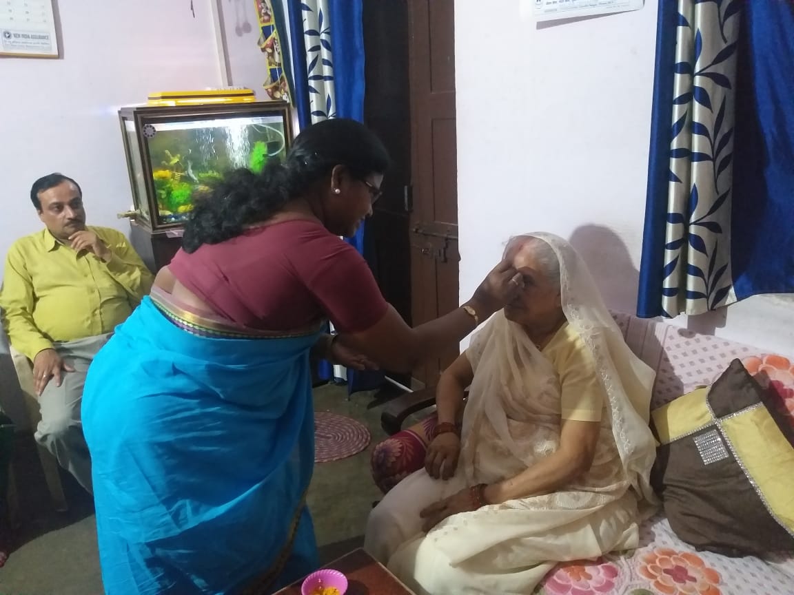 सामाजिक न्याय एवं नि:शक्तजन कल्याण की संयुक्त संचालक श्रीमती सुचिता तिर्की बेक ने उर्रहट मोहल्ला के 76 वर्षीय श्रीमती शांति पाण्डेय को उनका सुगम्य पास देकर एवं हल्दी चावल से तिलक लगाकर मतदान हेतु आमंत्रण दिया। 