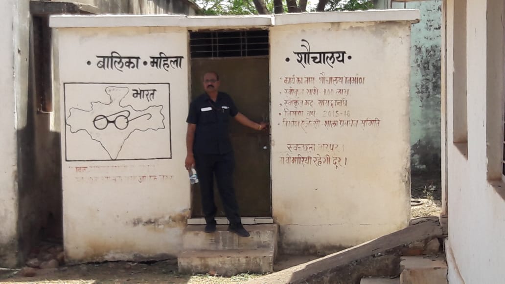 नईगढी मे आम जनसभा को संबोधित करने के बाद शिवराज सिंह चौहान ने सौच के लिये जाना था। लेकिन ब्यबस्था ना होने के कारण जब शिवराज सिंह महिला सौचालय में सौच के लिये घुस गये।
