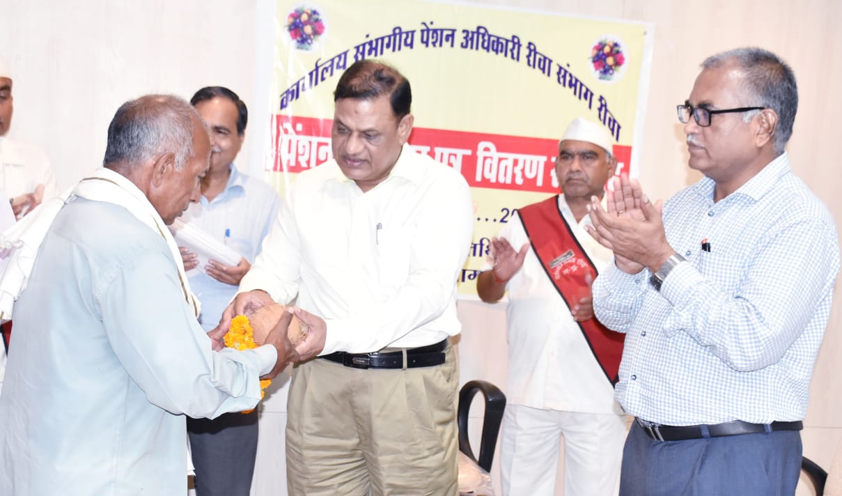 सेवानिवृत्त कर्मचारियों को कमिश्नर और कलेक्टर ने वितरित किये पीपीओ