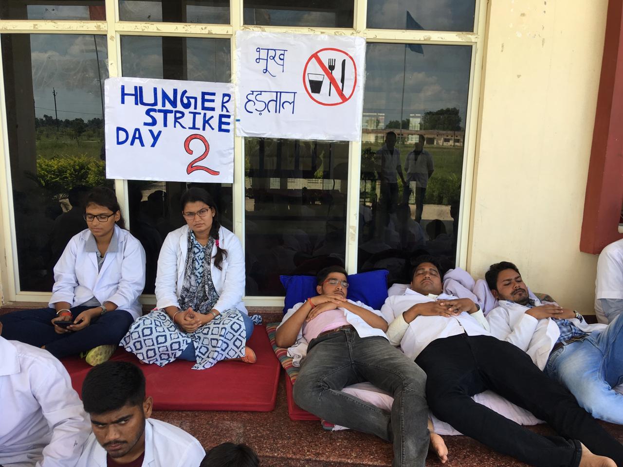 विभिन्न मांगो को लेकर रेवा वेटरनरी कॉलेज के छात्रों का लगातार  दूसरे दिन  भूख हड़ताल में