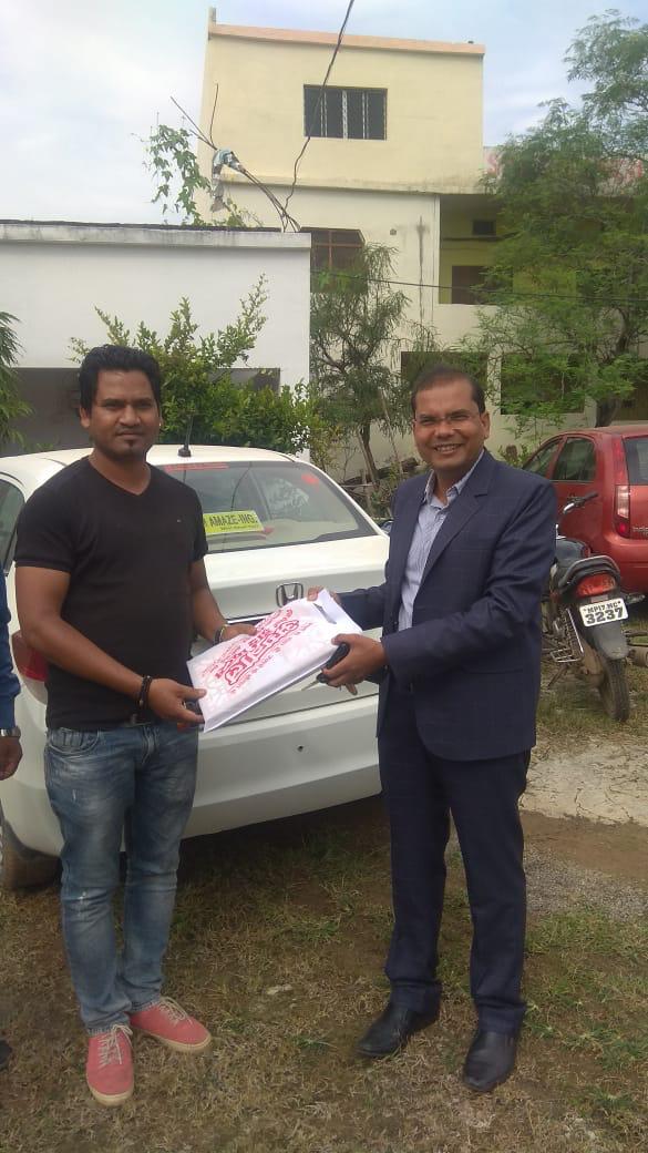 डॉ राकेश पटेल ने दीपावली के अवसर पर अपने शुभचिंतकों को बांटे उपहार