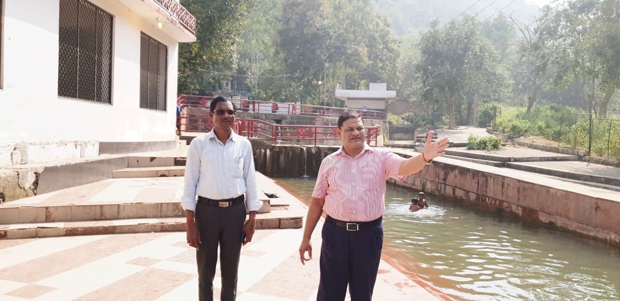 अवैध होर्डिंग तथा विज्ञापन पैनल सात दिवस में हटायें – कमिश्नर डॉ. भार्गव 