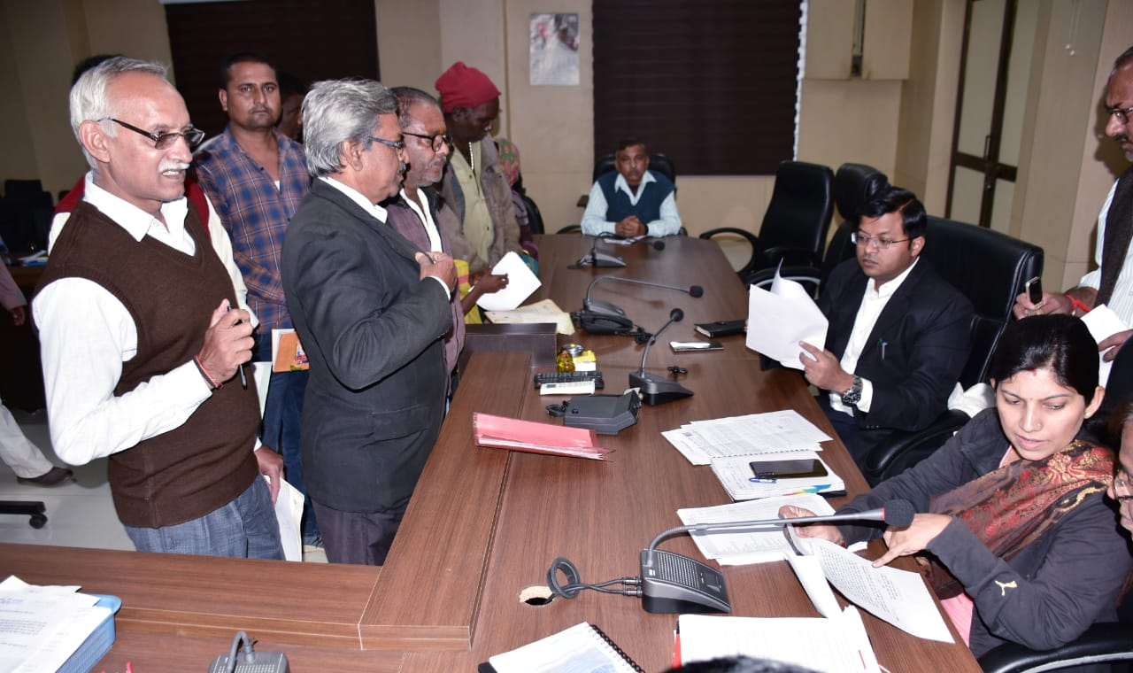निर्माण कार्य स्थलों का नियमित निरीक्षण करें   शासकीय भवनों में अवैध कब्जा करने वालों को जेल भेंजे - कलेक्टर 