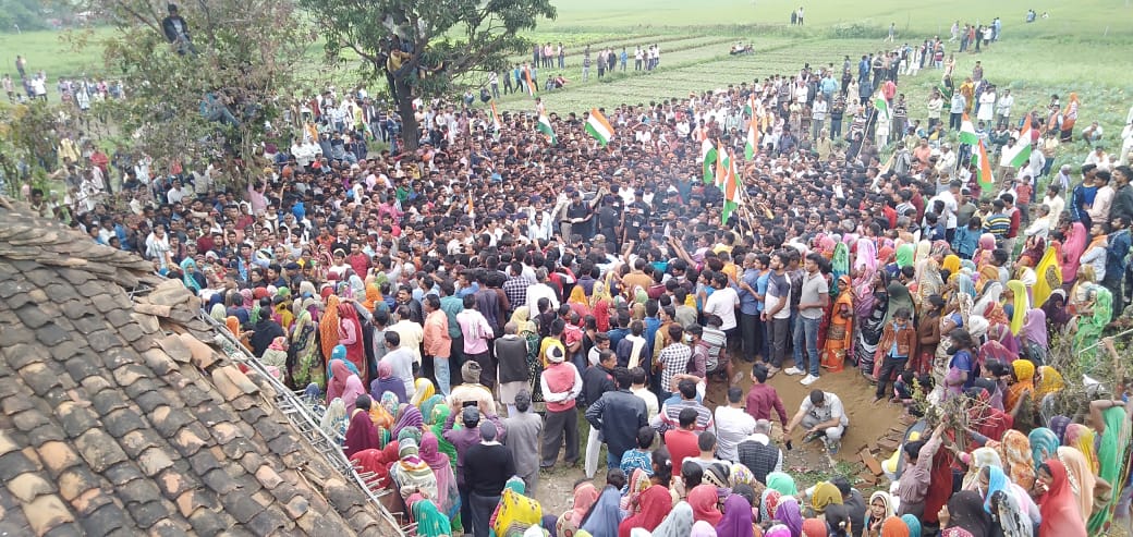  रीवा के शहीद जवान तिरंगे में लिपटा पार्थिव शरीर पहुंचा मझिगवा गांव अंतिम दर्शन को उमड़े लोग, नम आंखों से दी विदाई
