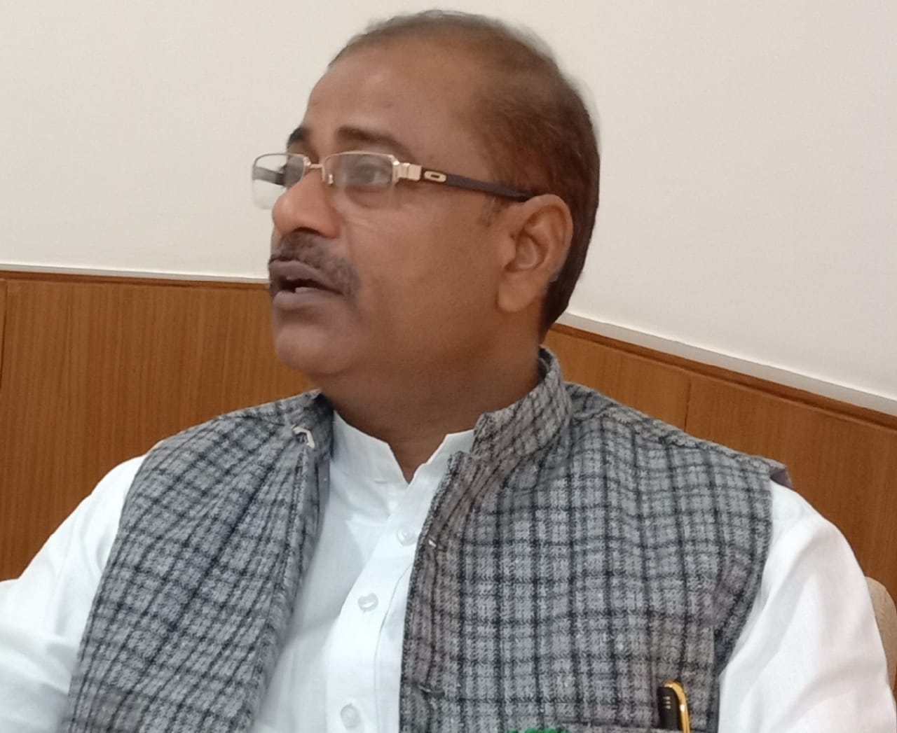 फीस माफी पर बोले शिव सिंह--  शिवराज को शराब की चिंता  भांजे भांजियो कि नहीं