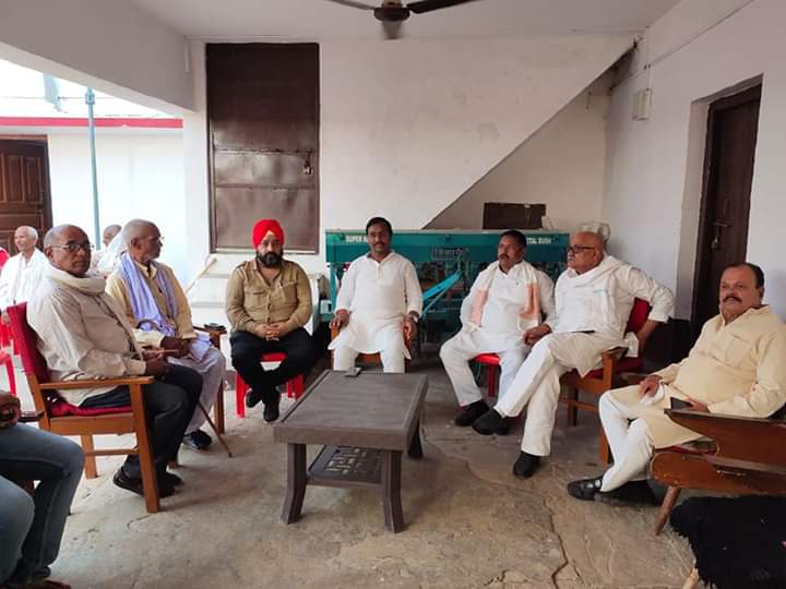 प्रदेश के पूर्व पंचायत एवं ग्रामीण विकास मंत्री एवं कांग्रेस के वरिष्ठ नेता कमलेश्वर पटेल जी के गृह ग्राम सुपेला पहुंचकर जिला कांग्रेस  कमेटी के पदाधिकारी