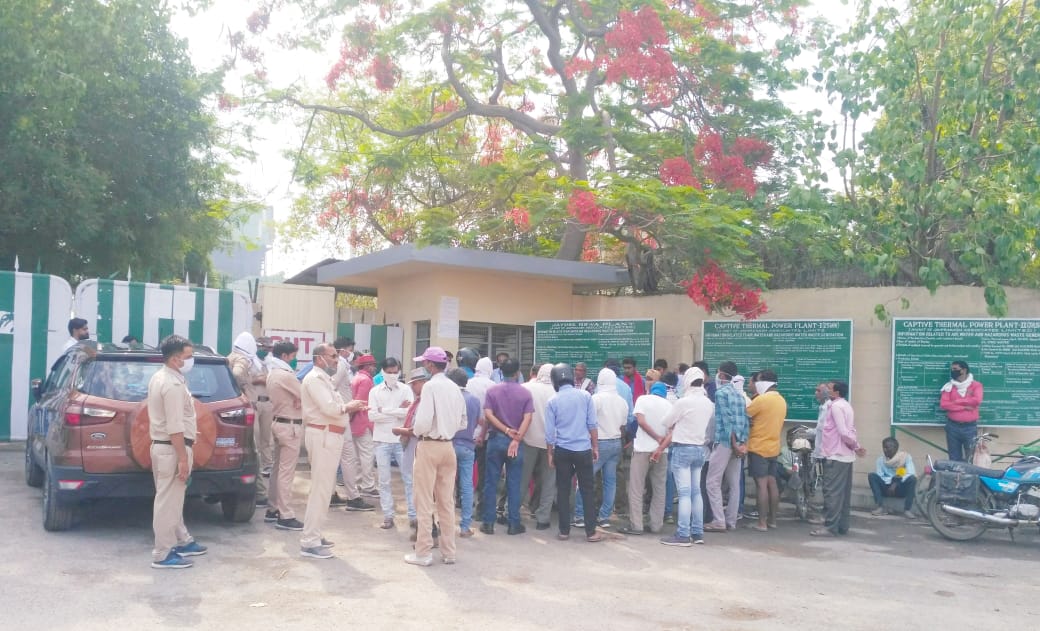 जे पी सीमेंट कम्पनी के श्रमिकों ने वेतन की मांग को लेकर किया प्रदर्शन