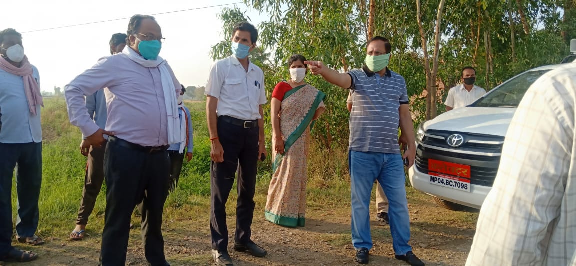 कलेक्टर की मौजूदगी में हुई टिड्डी नियंत्रण कार्यवाही कलेक्टर ने ग्राम बैसा तथा हर्दी शंकर में टिड्डी नियंत्रण का लिया जायजा