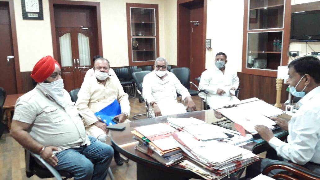 खाद समस्या व कोरोना संकट को लेकर कांग्रेस अध्यक्ष प्रतिनिधि मंडल ने कमिश्नर से की गंभीर चर्चा*