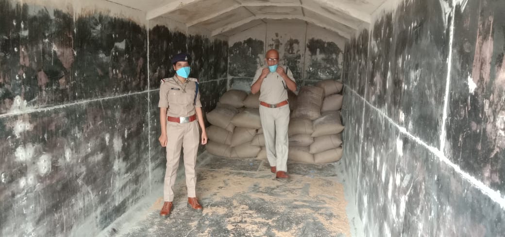 रीवा अतिरिक्त पुलिस अधीक्षक श्री सुरेंद्र कुमार  जैन के द्वारा क्षेत्र भ्रमण के दौरान  शासकीय सप्लाई सीधी जिले की चुरहट समिति की 420 गेहूं की बोरी जिसमें 210 क्विंटल गेहूं  की कालाबाजारी करते हुए आरोपीयो को किया गिरफ्तार* 