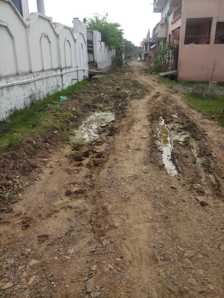  द्वारिका नगर वार्ड क्रमांक 24 क्षतिग्रस्त सड़क वह चारों ओर से व्याप्त गंदगी में रह रहे हैं