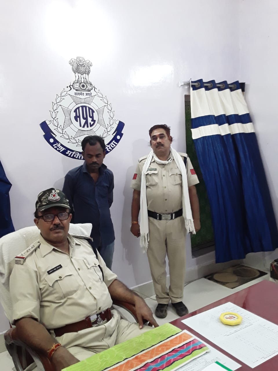  थाना रायपुर कर्चुलियान पुलिस द्वारा बड़ी कार्यवाही अवैध मादक पदार्थ गाँजा के 15 पेड़ो के साथ एक आरोपी गिरफ्तार