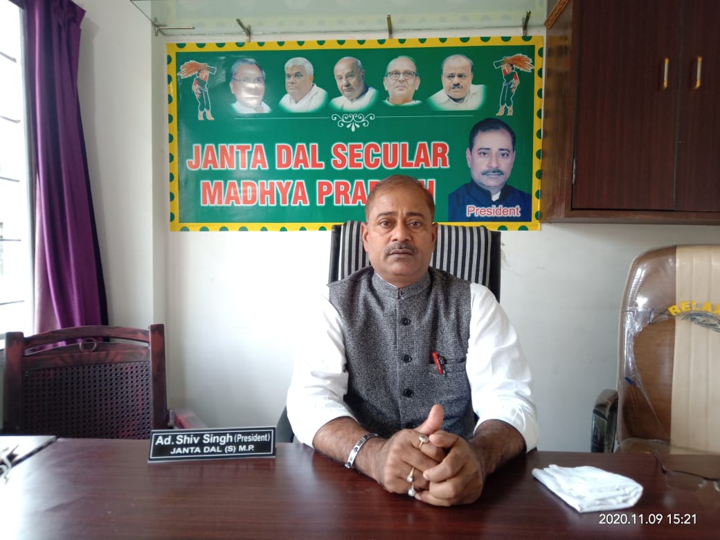 सांसद विधायक कमिश्नर कलेक्टर  चोरहटा रतहरा मार्ग का पैदल करे निरीक्षण शायद सद्बुद्धि आ जाए.. शिव सिंह