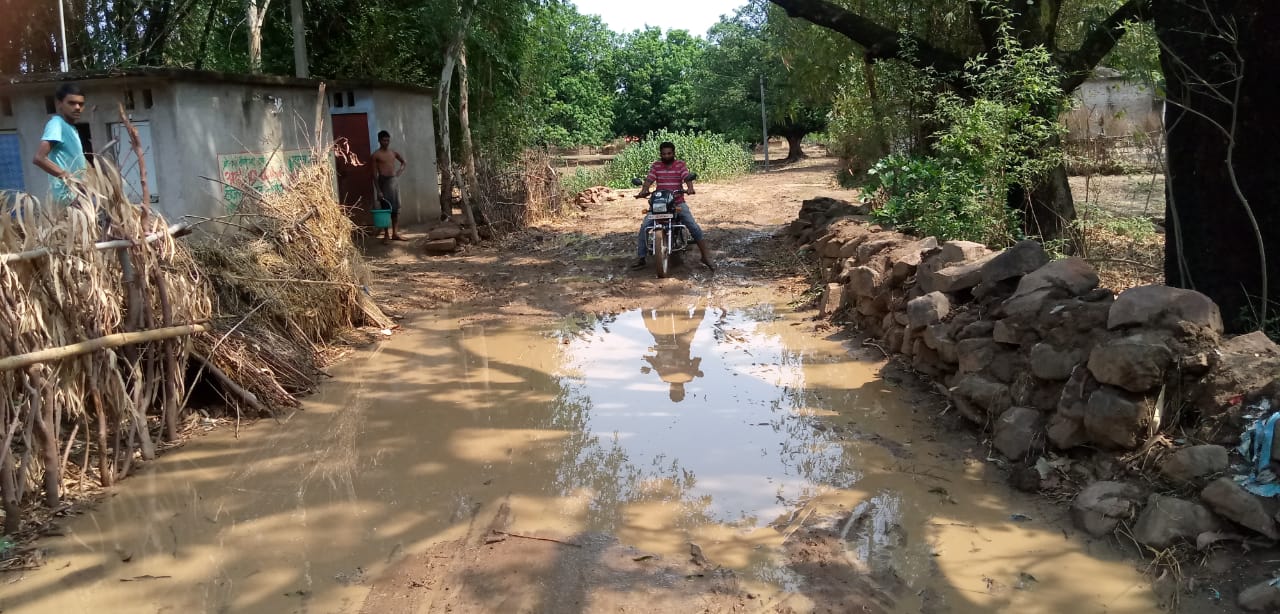 *खाई में तब्दील हुई ग्रामीण सड़क,पहली ही बारिश हुई लबालब**सरकारी खजाना खाली करने में लगे सरपंच सचिव*