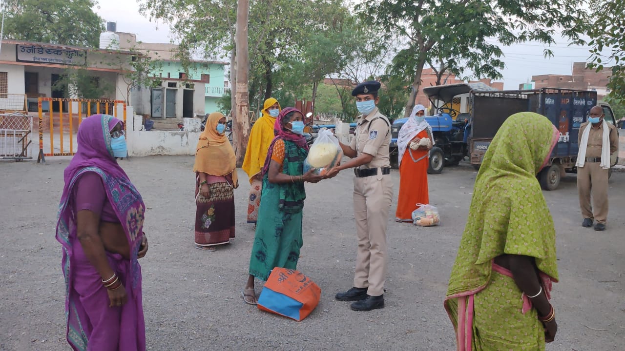 जरूरतमंद गरीबों की गुनौर पुलिस की लगातार मदद जारी..गरीबों के मसीहा बने थाना प्रभारी अवधेश प्रताप सिंह बघेल ।