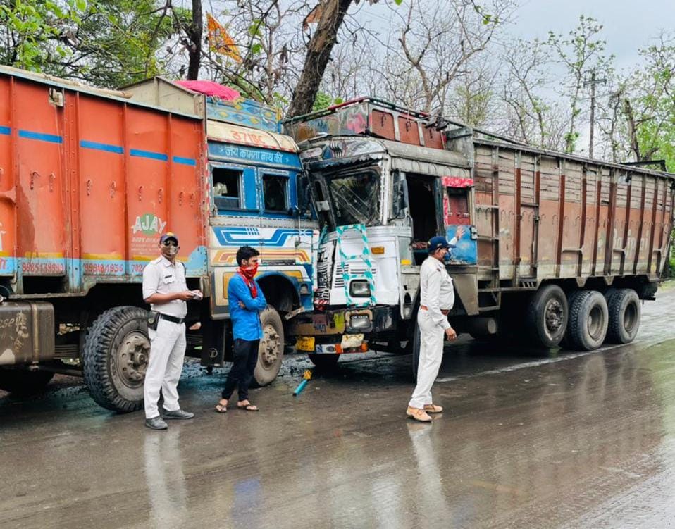 2 ट्रकों की आपस मे हुई भिड़ंत, दो लोग घायल,बेला गोविंगढ रोड मुकुंदपुर तिराहे के पास