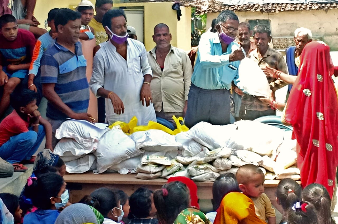 *पिथौराबाद में एकता परिषद ने किया पोषण आहार किट का वितरण