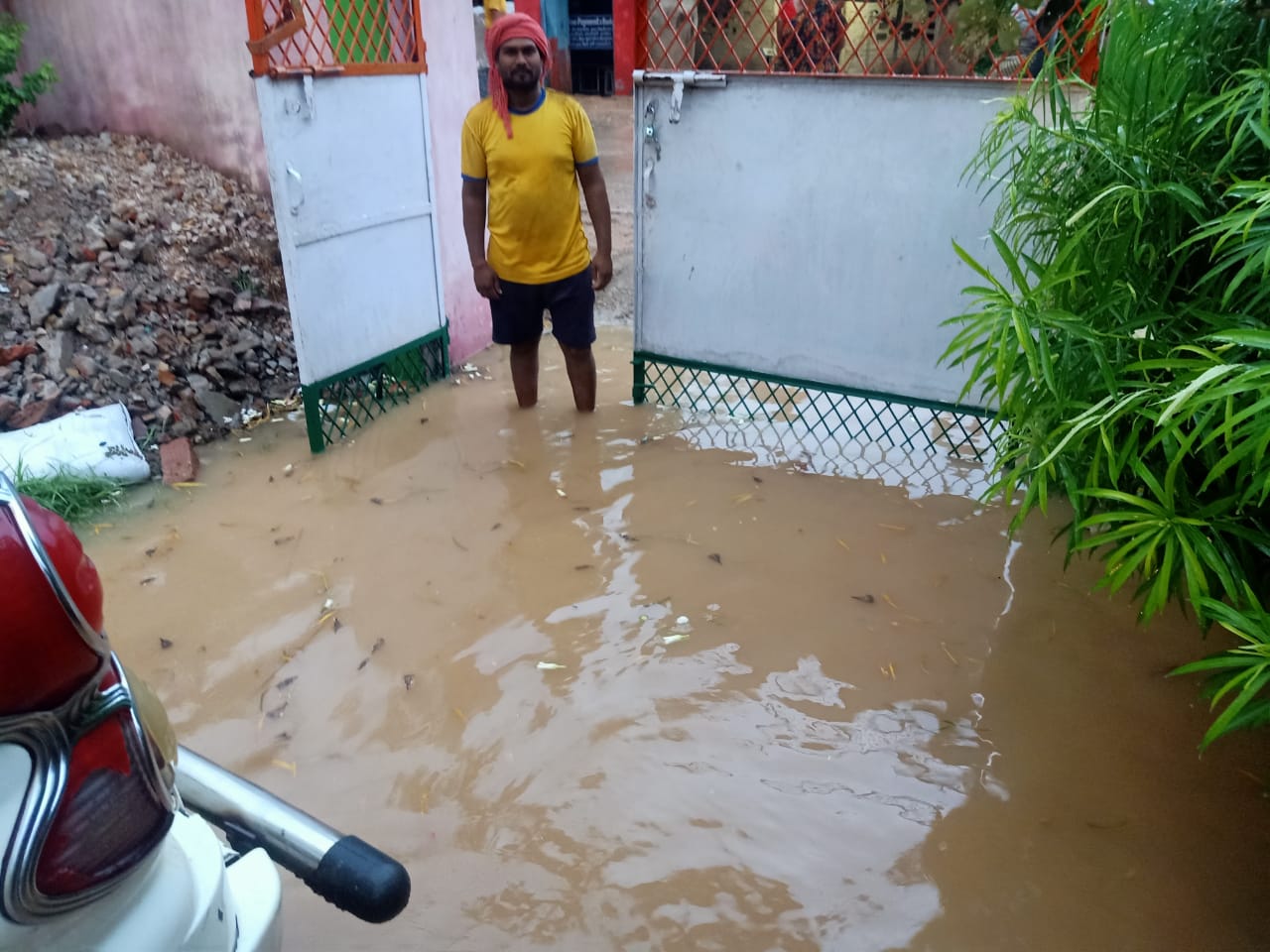 *नगर परिषद चाकघाट की सडक बनी तालाब थोडी सी बारिश मे खुली प्रशसन की पोल*