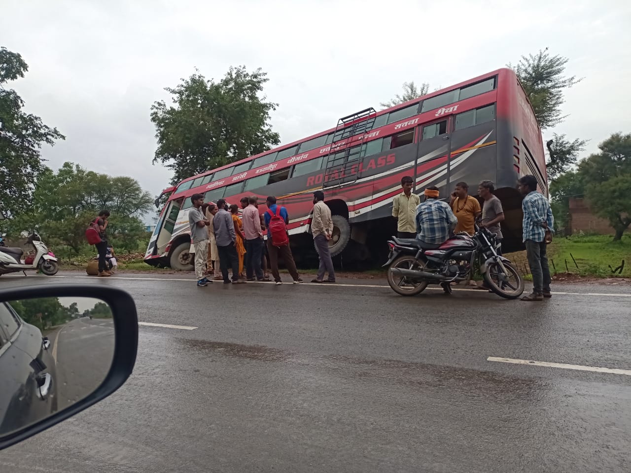 *लापरवाह विक्रम ट्रेवल्स के चालक ने   ओवर टेक करते हुए ग्वालियर जा रही बस को मारा कट बस पलटने से बची बाल बाल बची बड़ा हसदा होने से टला नागौद पुलिस पहुची मौके पर*