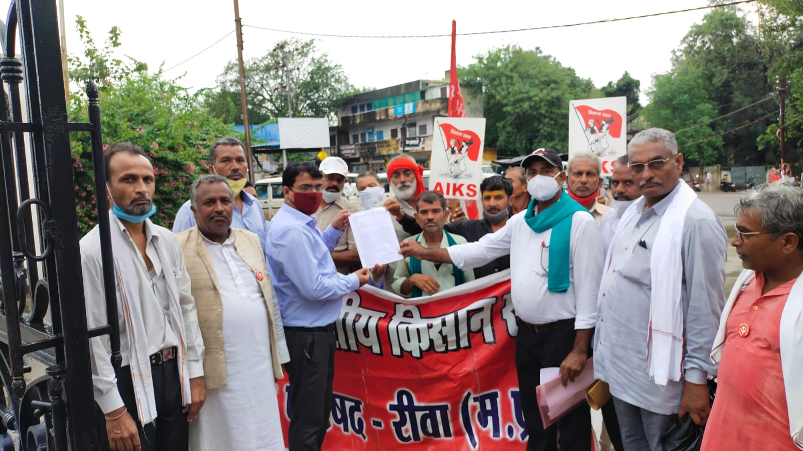 219बें दिन महिला किसान श्रीमती सियाप्यारी सिंह के नेतृत्व में जारी रहा धरना = संयुक्त किसान मोर्चा ने मनाया भारत बचाओ दिवस राष्ट्रपति के नाम सौंपा ज्ञापन    