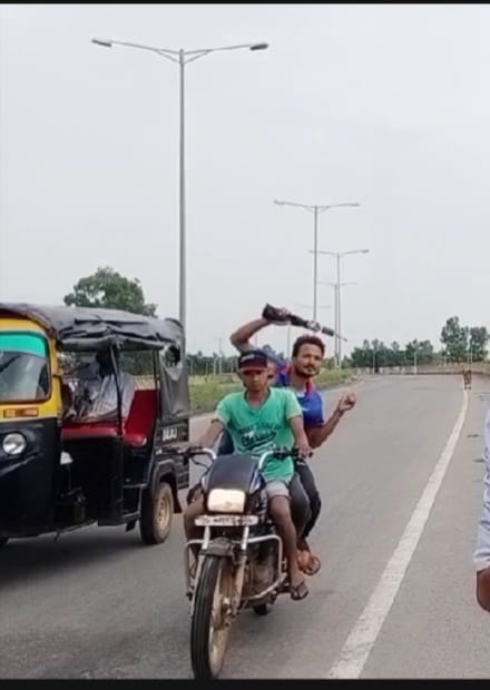 *घटनाओं को अंजाम देने की फिराक में रीवा हनुमना फोरलेन सड़क पर घूम रहे बदमाश*