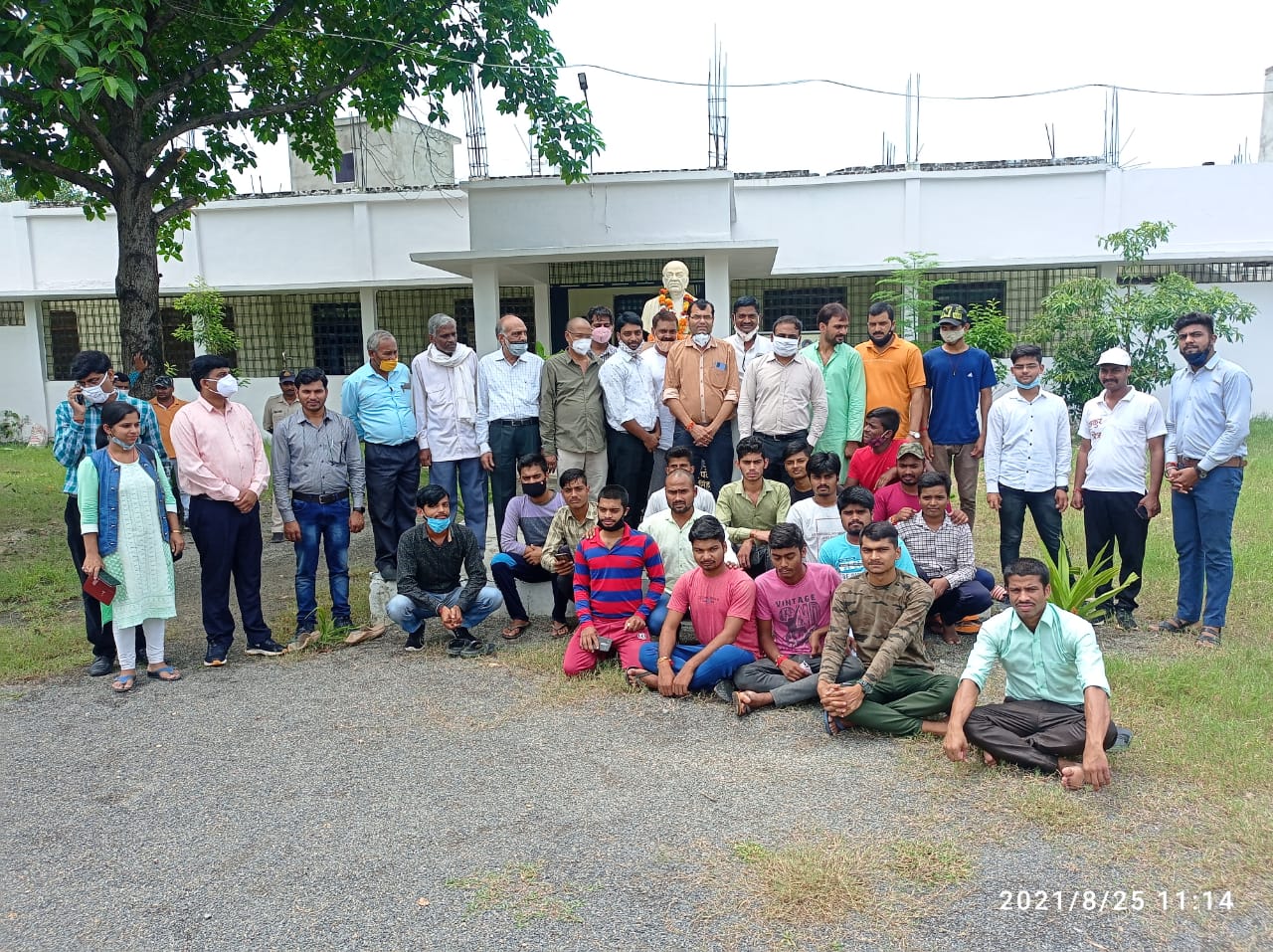 सरदार बल्लभ भाई पटेल संस्थान निराला नगर रीवा में अंकुर योजना अंतर्गत कार्यक्रम में जिला कलेक्टर महोदय डॉक्टर इलैया राजा टी के द्वारा सर्वप्रथम सरदार बल्लभ भाई पटेल की मूर्ति पर माल्यार्पण किया गया तत्पश्चात संस्थान के परिसर में वृक्षारोपण किया गया 