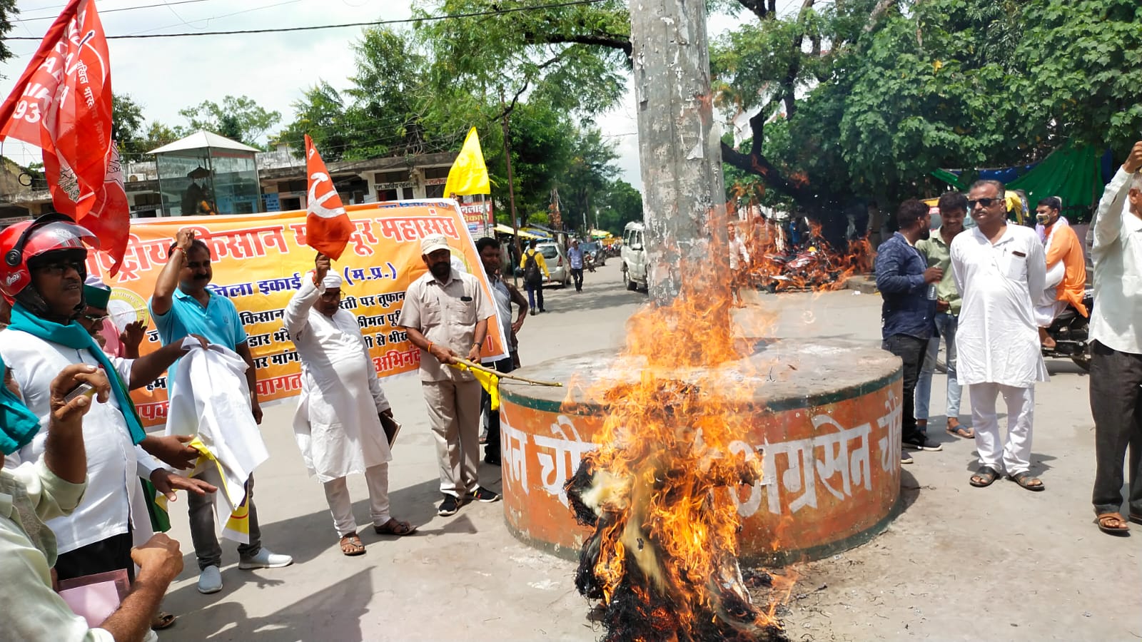 हरियाणा सीएम खट्टर एवं एसडीएम के खिलाफ हत्या का अपराध दर्ज कराने किसानों ने राष्ट्रपति के नाम कमिश्नर को सौंपा ज्ञापन