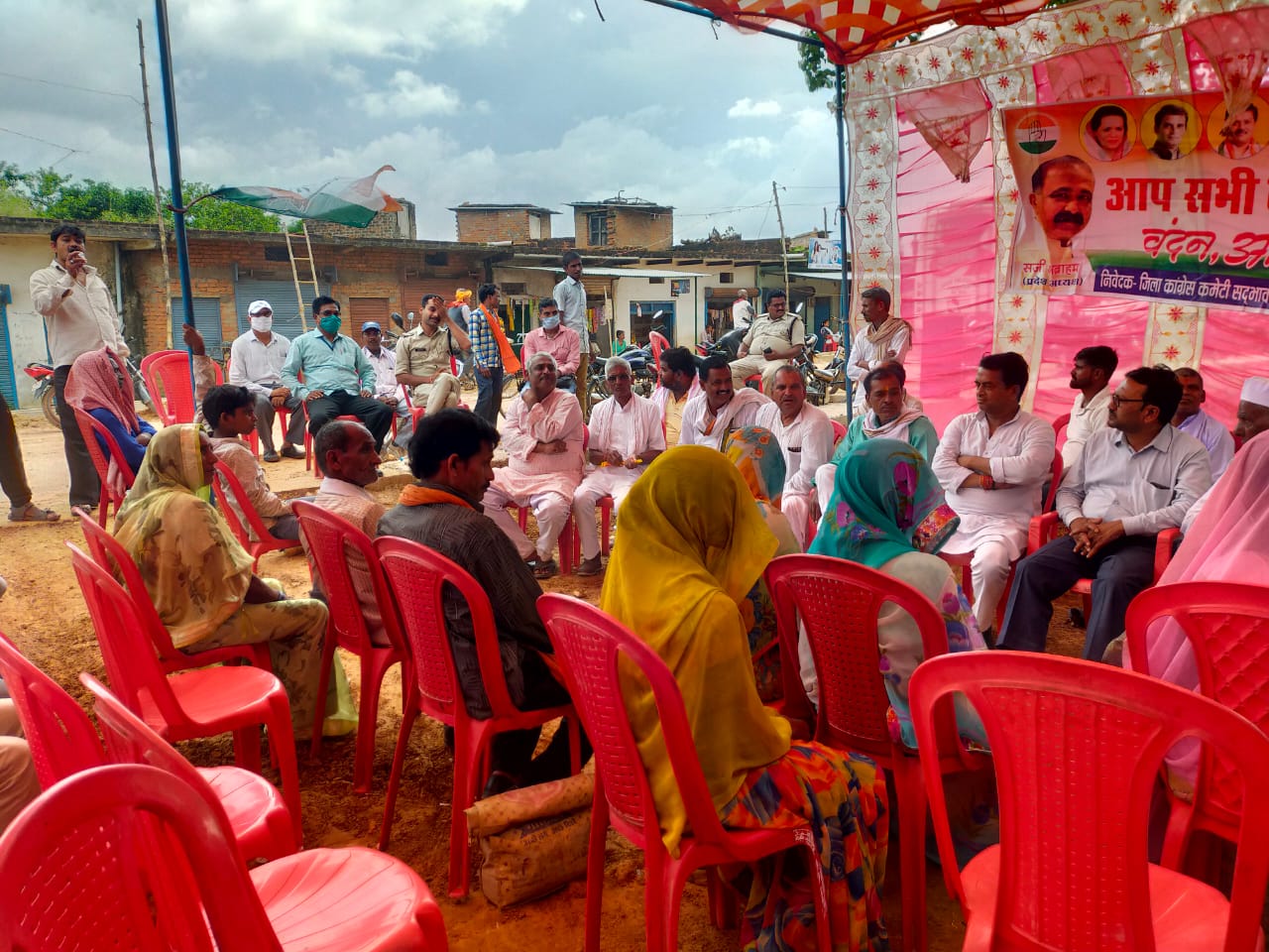 *शाहपुर में कांग्रेसियों ने दिया धरना ,महामहिम राज्यपाल महोदय के नाम सात सूत्रीय मांगपत्र सौंपा*