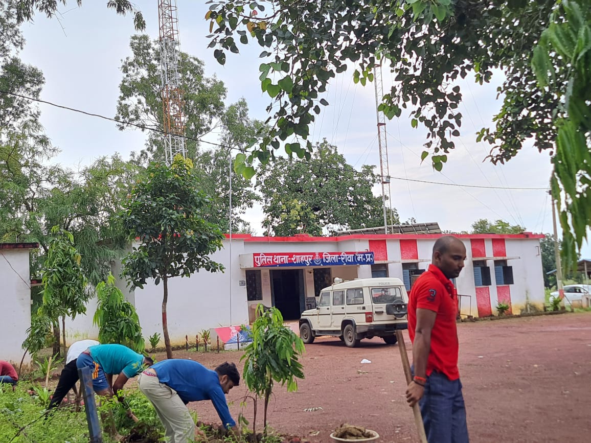  *थाना प्रभारी शाहपुर थाना परिसर मे स्वच्छता की पहल करते हुए किए वृक्षारोपण