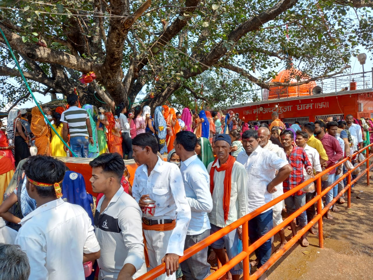 * अष्टभुजा धाम में उमड़ा भक्तों का जनसैलाब। * सुबह से लेकर शाम तक लगी रही लंबी कतारें।