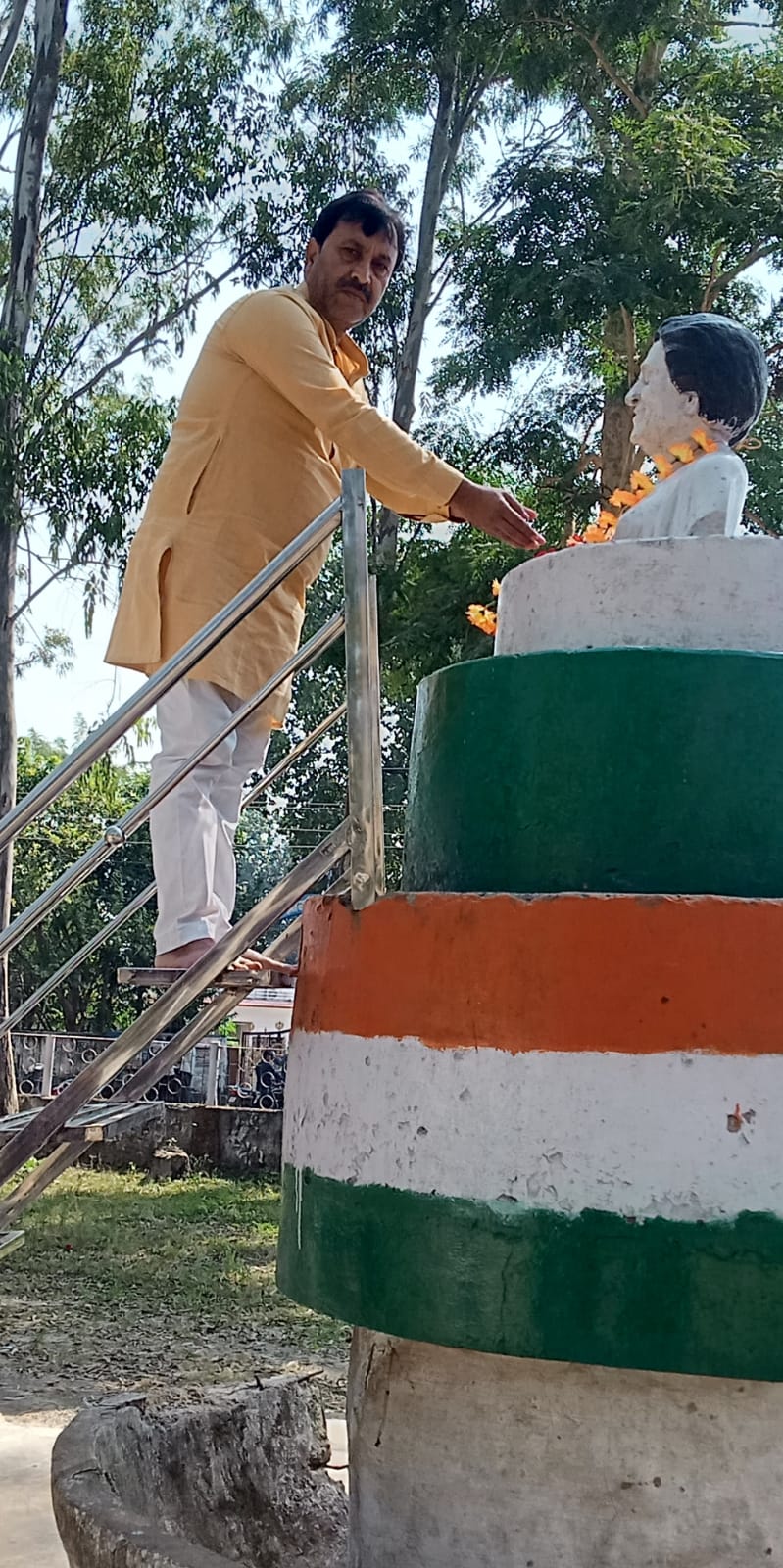 नौरोजाबाद इंदिरा चौक में भारत की प्रथम महिला प्रधानमंत्री स्व.श्रीमति इंदिरा गांधी जी की पुण्यतिथि पर भावभीनी श्रद्धांजलि एवं मालार्पण अर्पित किया गया।