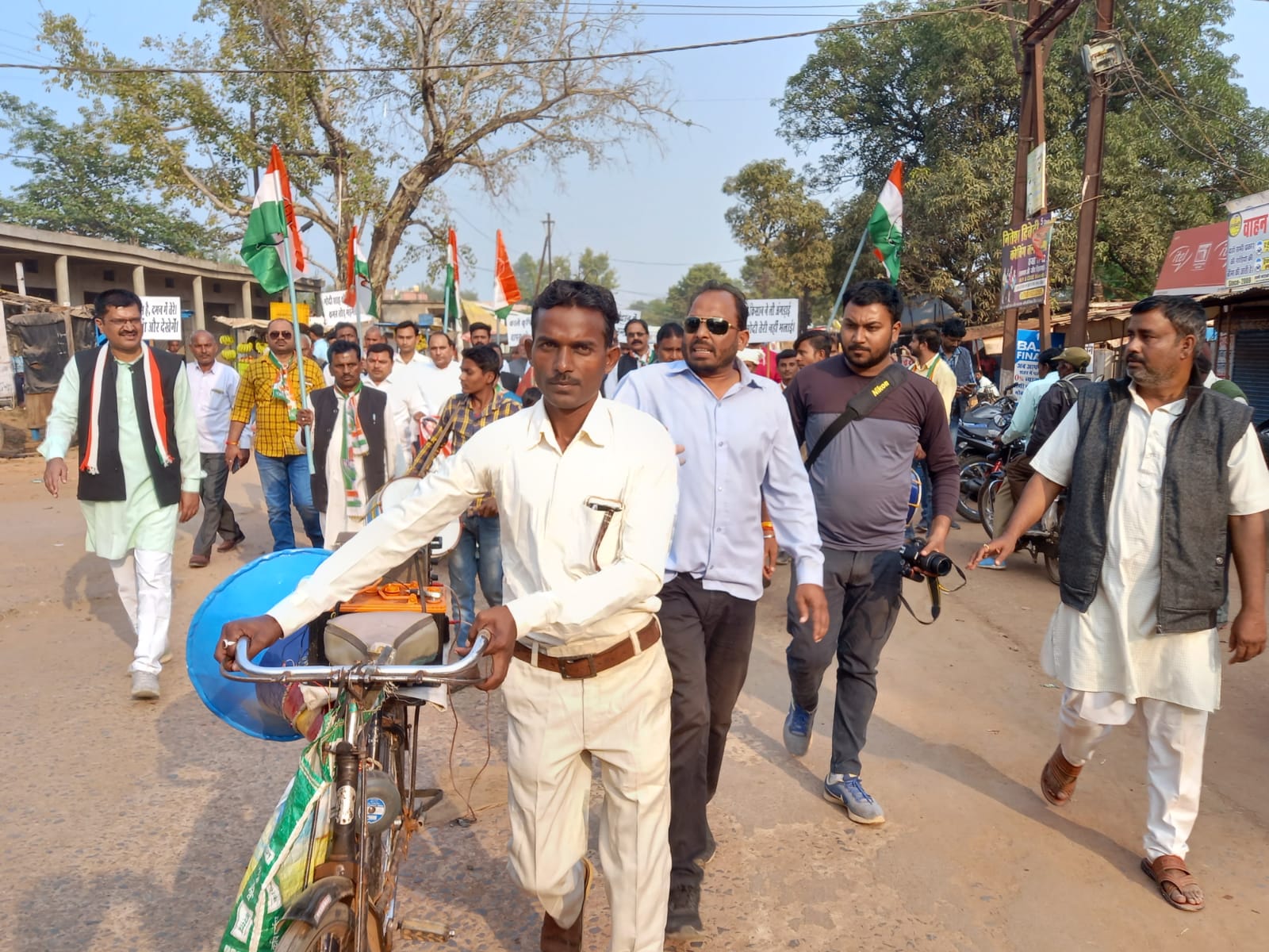  * कमरतोड़ महंगाई के विरोध में नईगढ़ी ब्लाक कांग्रेस कमेटी ने रैली निकालकर जन जागरण अभियान के तहत जताया विरोध।