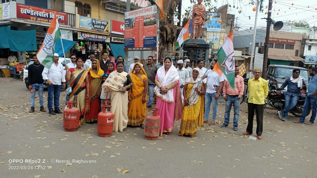 महिला कांग्रेस ने गैस सिलेण्डर रख कर मंहगाई का किया विरोध