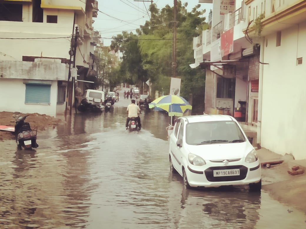 नेहरू नगर के ज्योति स्कूल के पिछे बाढ,  एक करोड सैंतालीस लाख रूपये नाला के नाम का पूरा पैसा भ्रस्टाचारीयो की भेंट चढ गया निगम के अधिकारीयो के मिली भगत से ।