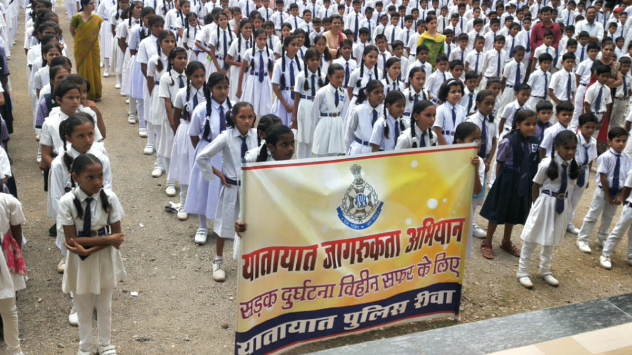 यातयात जागरूकता दिवस के उपलक्ष्य मे संपूर्ण शहर में विभिन्न प्रकार के जनजागरूकता अभियान किये गये संचालित 