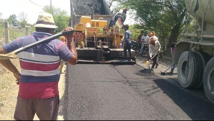 ठेकेदार व पीडब्ल्यूडी विभाग की मिलीभगत से गुणवत्ता विहीन सड़क का निर्माण कार्य हुआ शुरू