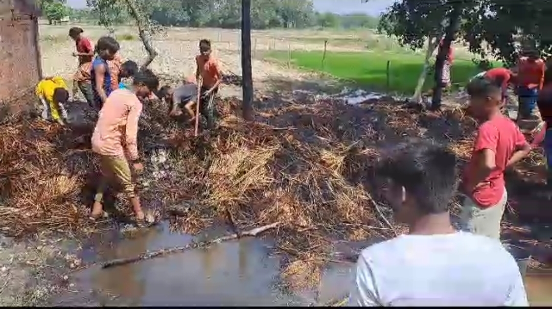 प्रतापगढ़: *छप्पर में लगी आग, गृहस्थी हुई खाक