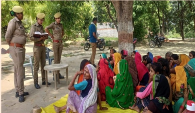 प्रतापगढ़: *महिला सशक्तिकरण हेतु चलाए जा रहे अभियान के तहत महिलाओं, बालिकाओं को किया गया जागरूक