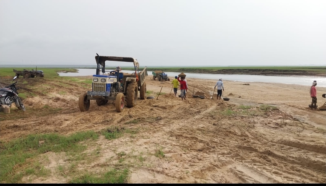 बलियरी में अवैध रेत का खेल जारी बारिश ना होने के कारण रेत माफिया काट रहे चांदी