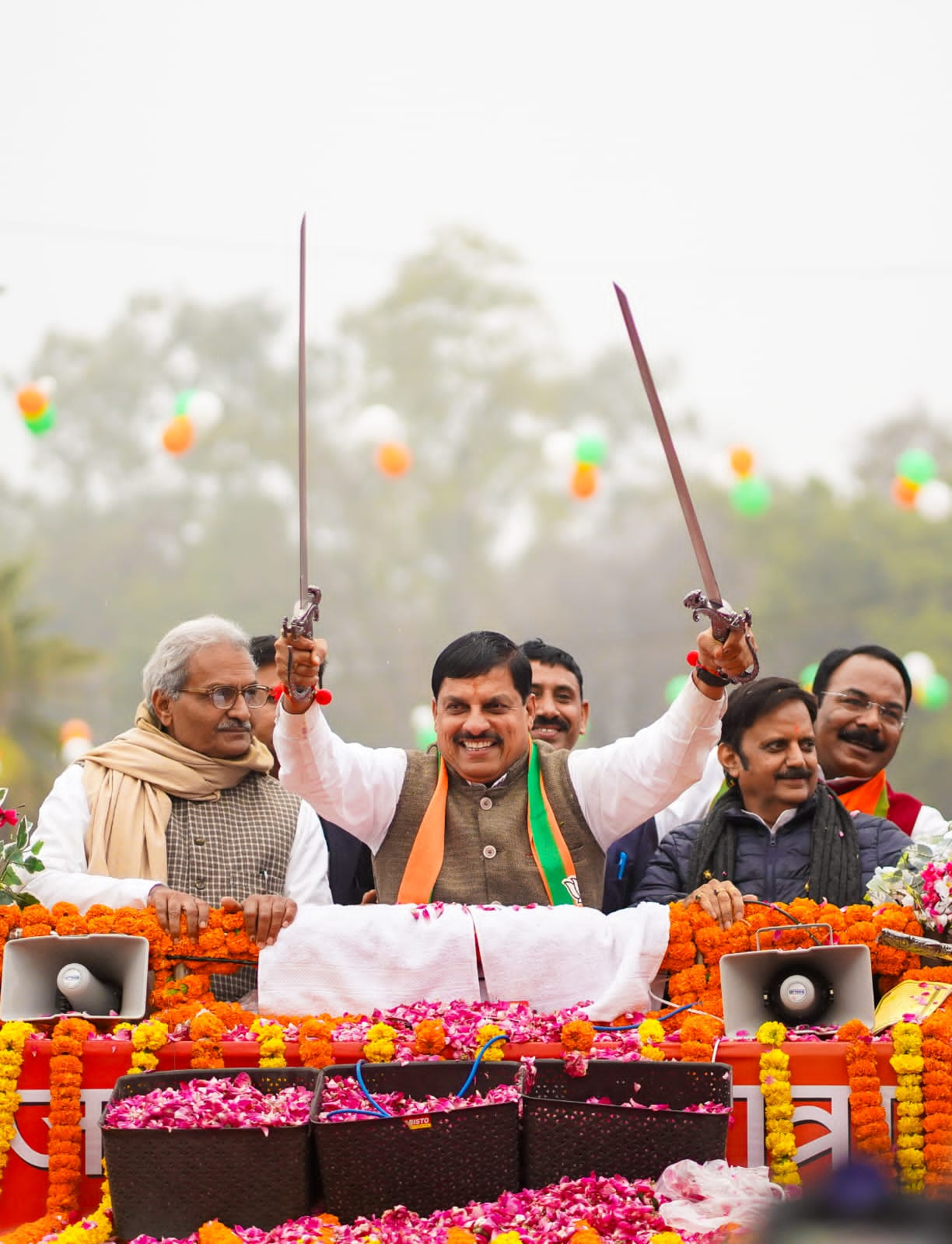 मुख्यमंत्री मोहन यादव रीवा में रोड शो के दौरान तलवार लहराते वाली वीडियो आई सामने जिसमें कांग्रेस सोशल मीडिया के जिला अध्यक्ष सौरभ शुक्ला ने काश निशाना ।