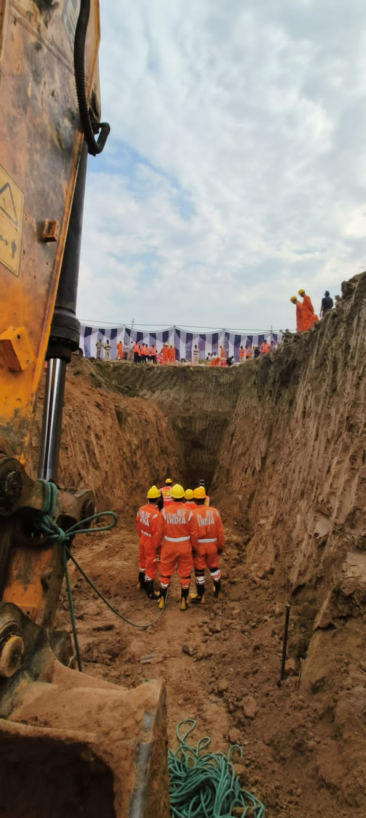 जिले की त्योंथर तहसील के मनका गांव में 6 वर्षीय बालक मयंक पिता विजय कुमार आदिवासी खेलते हुए बोरवेल में गिर गया है