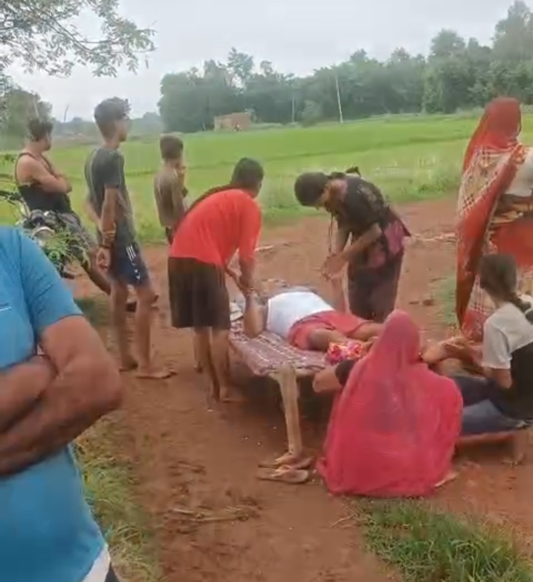 बेटियों ने चारपाई में लेटाकर पहुंचाया मरीज को सड़क तक